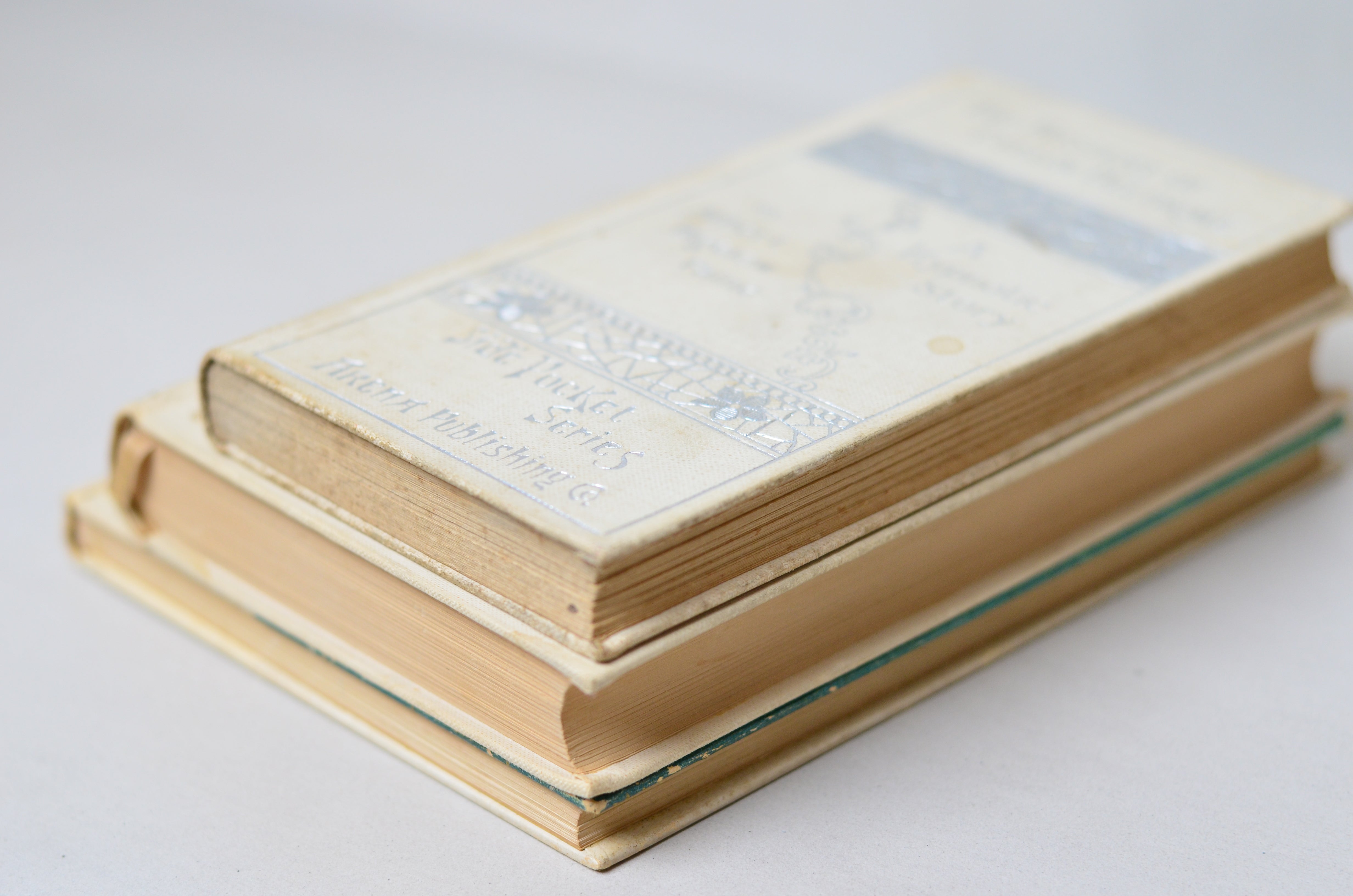 White Antique Cloth Book Set – 5 Books, Nathaniel Hawthorne, Harriet Beecher Stowe