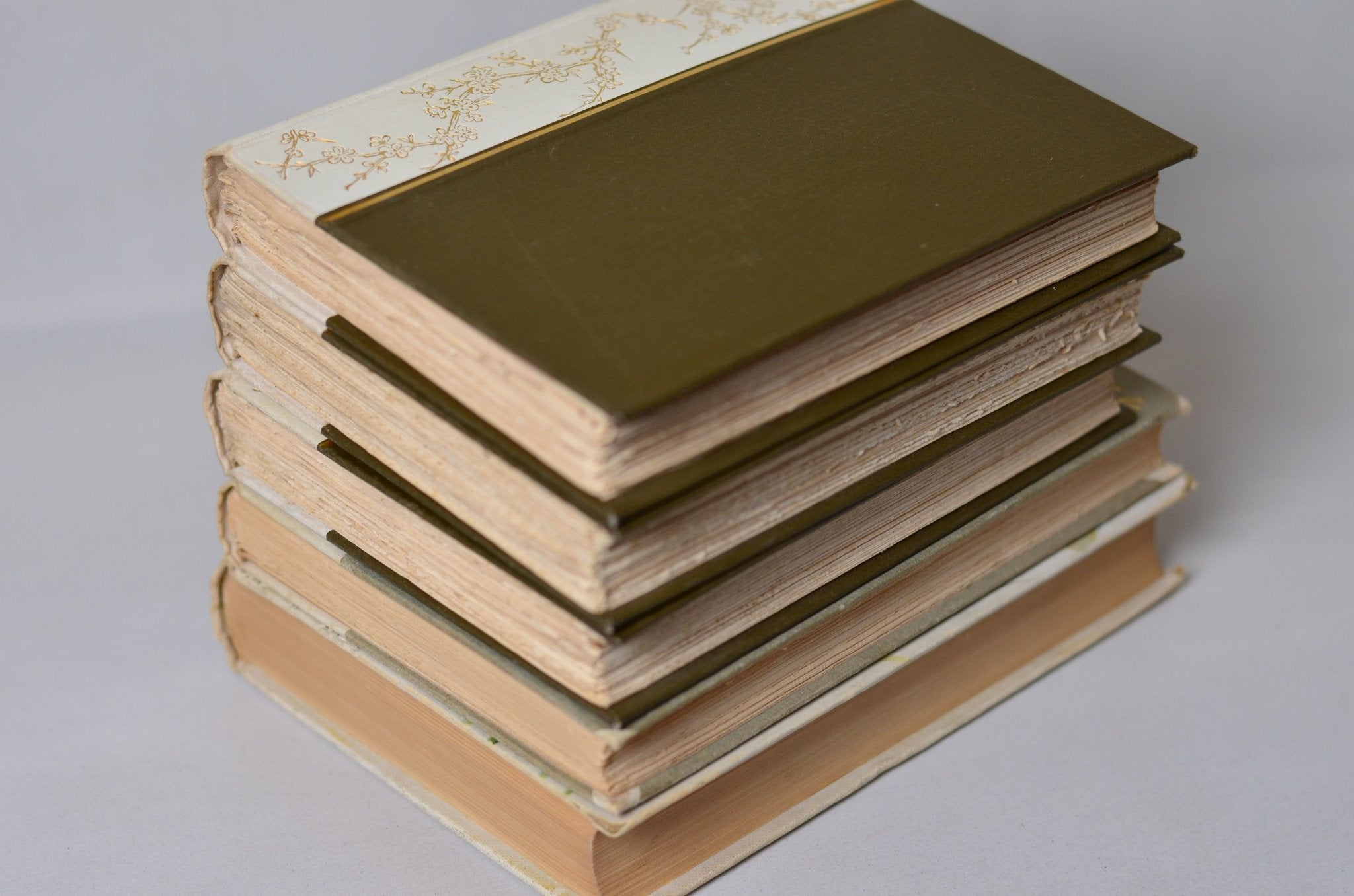 White Antique Cloth Book Set – 5 Books, Lord Byron